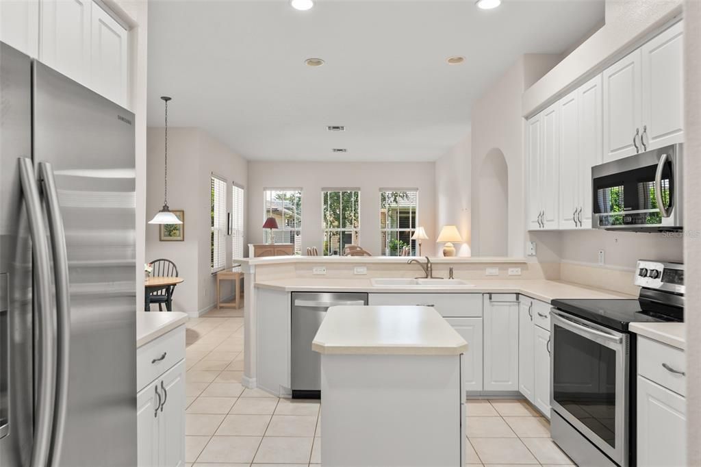 На продажу: $299,900 (3 спален, 2 ванн, 1939 Квадратных фут)