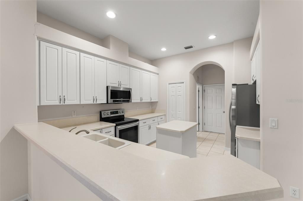 На продажу: $299,900 (3 спален, 2 ванн, 1939 Квадратных фут)