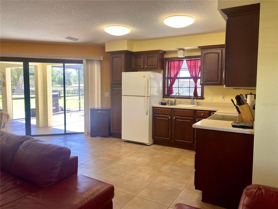 For Rent: $2,500 (1 beds, 1 baths, 1000 Square Feet)