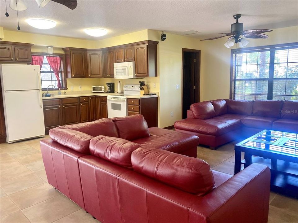 For Rent: $2,500 (1 beds, 1 baths, 1000 Square Feet)