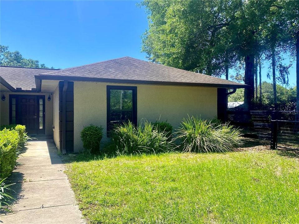 For Rent: $2,500 (1 beds, 1 baths, 1000 Square Feet)