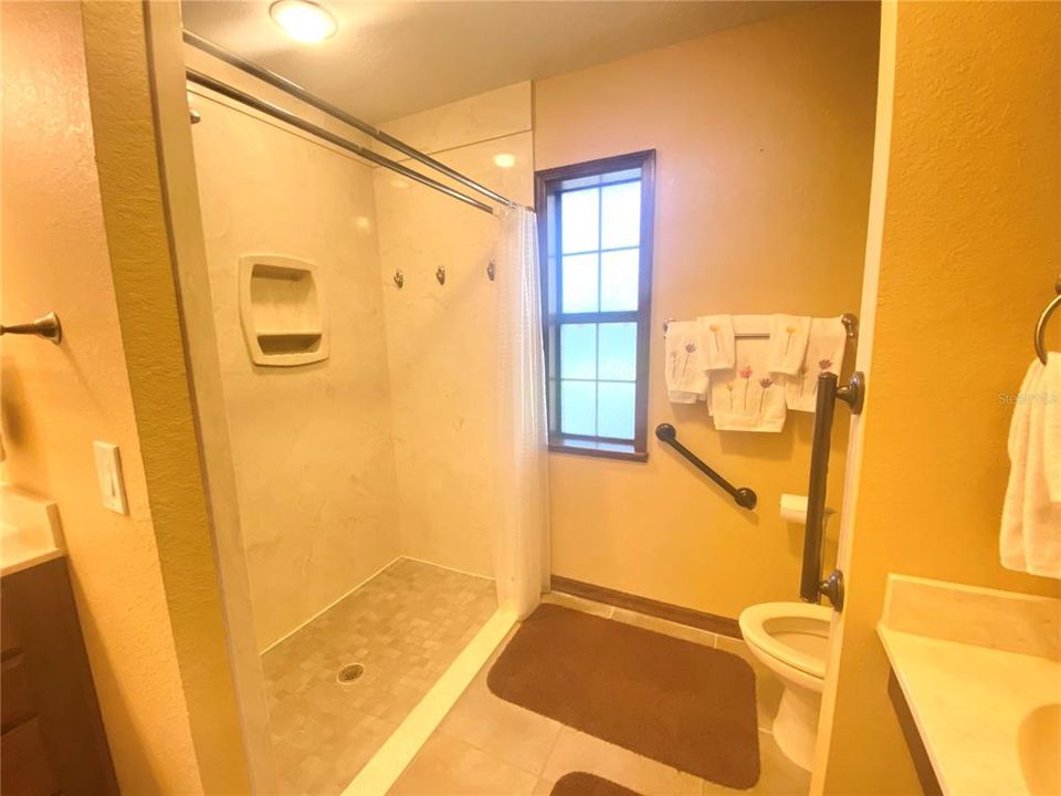 For Rent: $2,500 (1 beds, 1 baths, 1000 Square Feet)