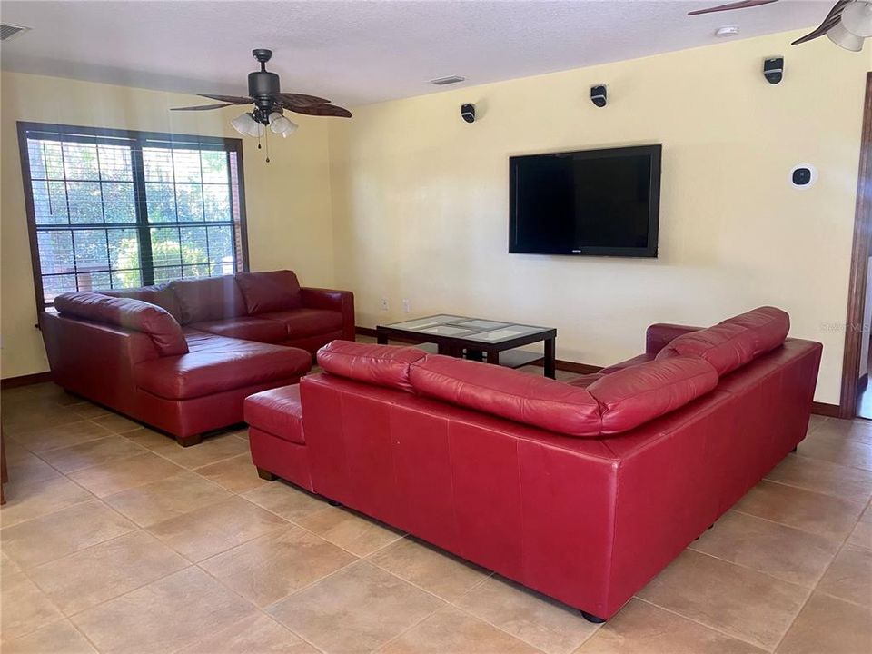 For Rent: $2,500 (1 beds, 1 baths, 1000 Square Feet)