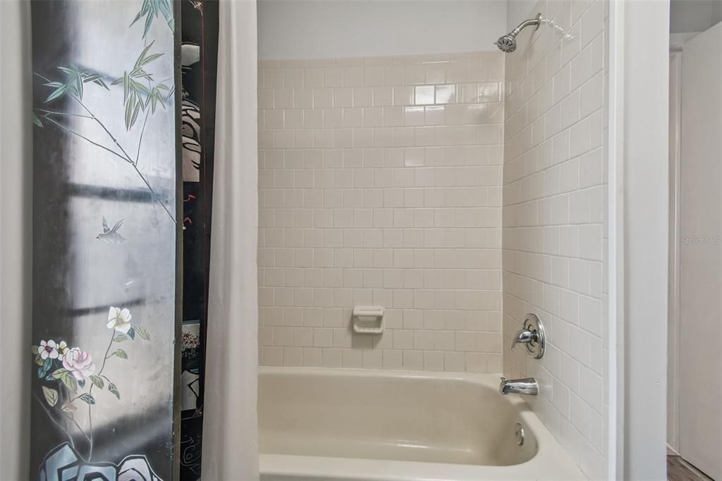 合同活跃: $319,000 (2 贝兹, 2 浴室, 1244 平方英尺)