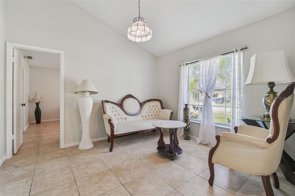 合同活跃: $319,000 (2 贝兹, 2 浴室, 1244 平方英尺)