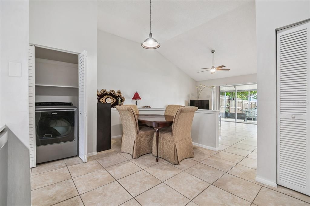 合同活跃: $319,000 (2 贝兹, 2 浴室, 1244 平方英尺)