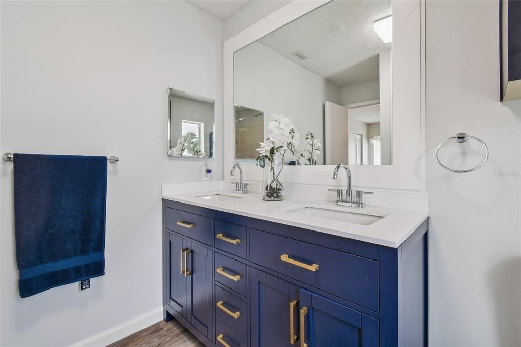 合同活跃: $319,000 (2 贝兹, 2 浴室, 1244 平方英尺)