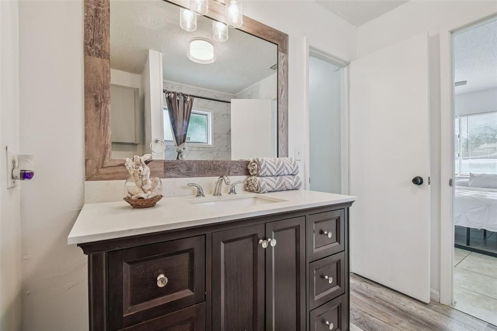 合同活跃: $319,000 (2 贝兹, 2 浴室, 1244 平方英尺)