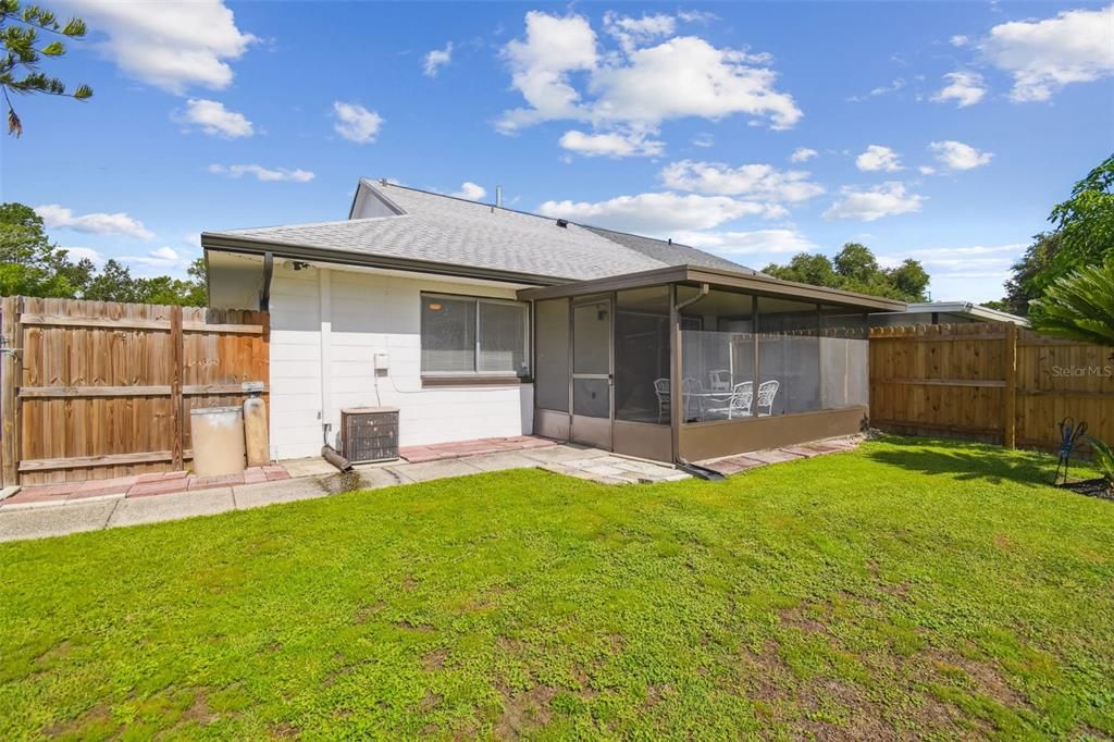 合同活跃: $319,000 (2 贝兹, 2 浴室, 1244 平方英尺)