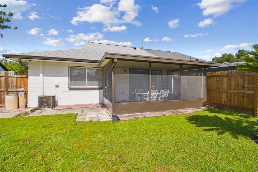 合同活跃: $319,000 (2 贝兹, 2 浴室, 1244 平方英尺)