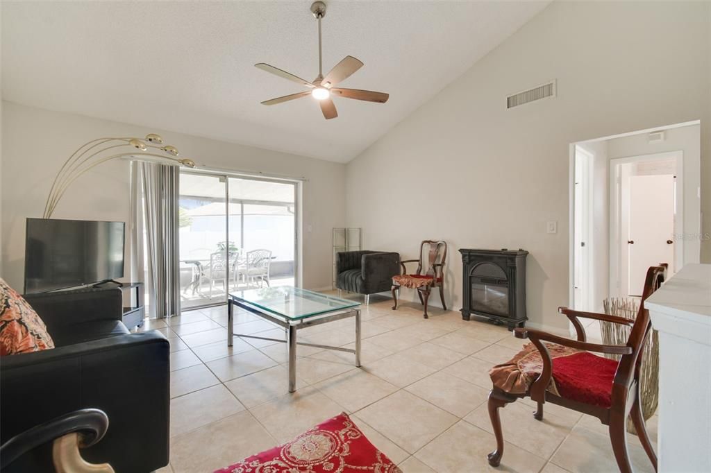 合同活跃: $319,000 (2 贝兹, 2 浴室, 1244 平方英尺)