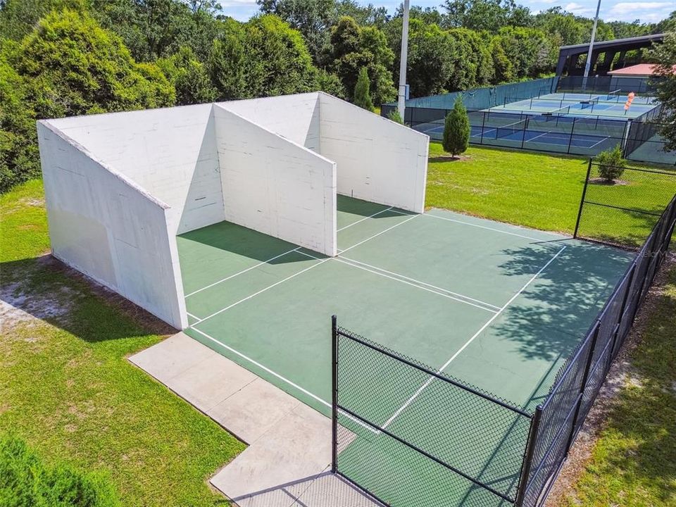 合同活跃: $319,000 (2 贝兹, 2 浴室, 1244 平方英尺)