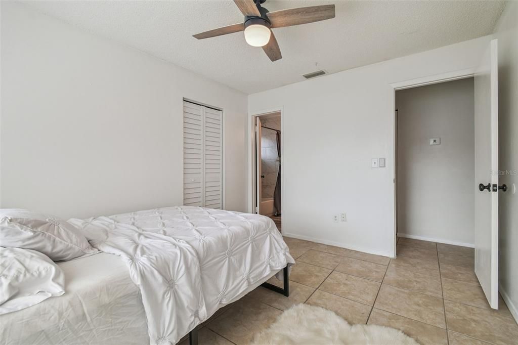 合同活跃: $319,000 (2 贝兹, 2 浴室, 1244 平方英尺)