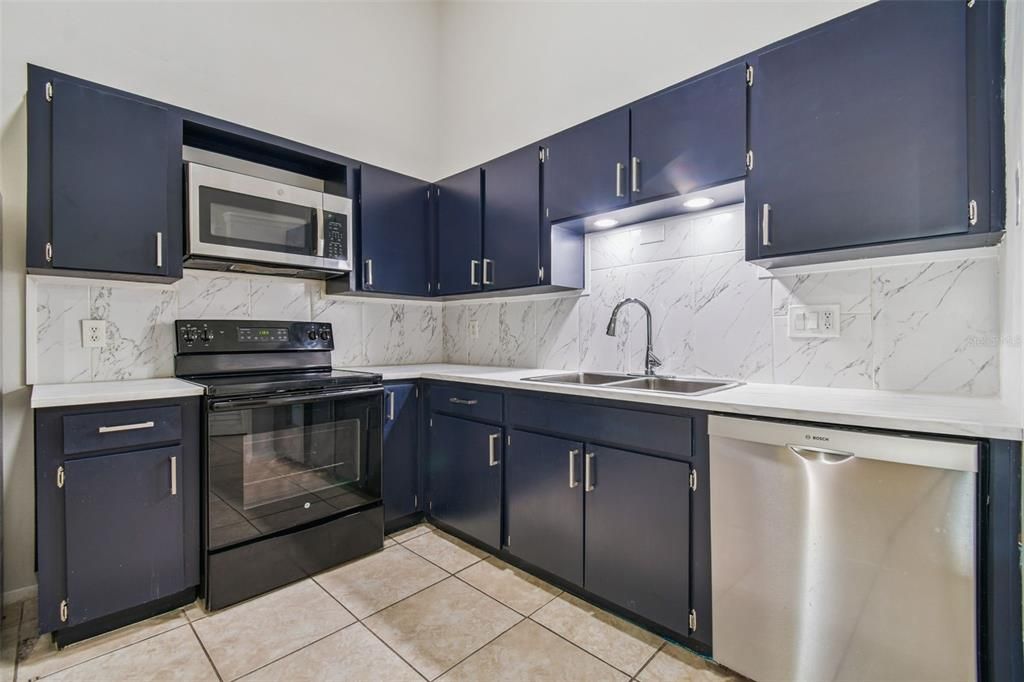 合同活跃: $319,000 (2 贝兹, 2 浴室, 1244 平方英尺)