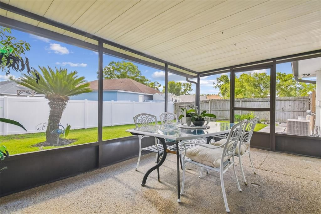 合同活跃: $319,000 (2 贝兹, 2 浴室, 1244 平方英尺)