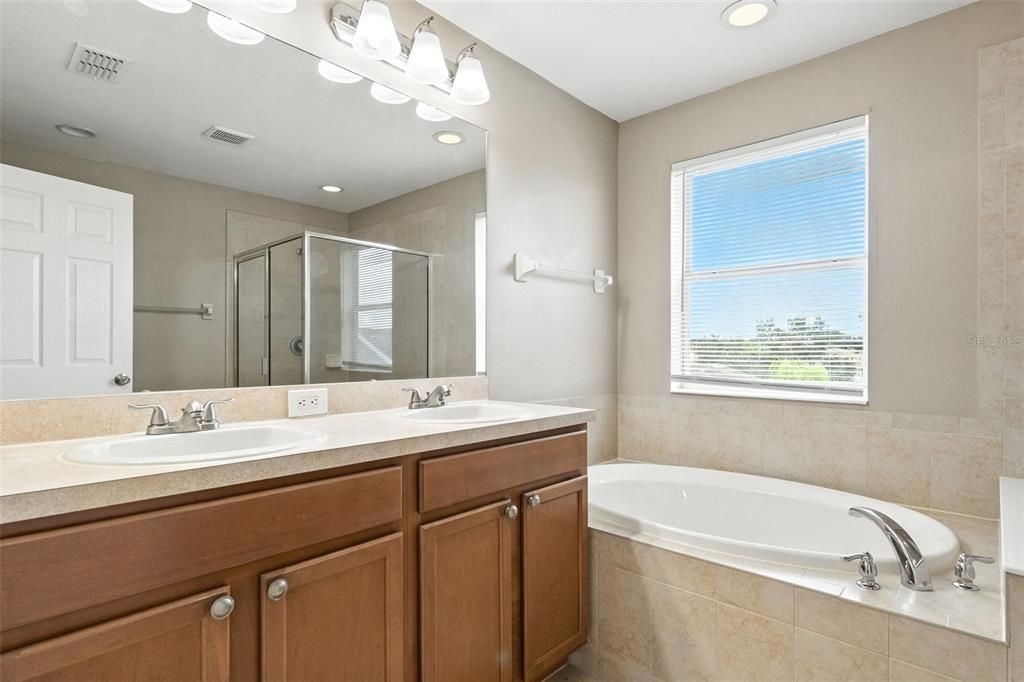 合同活跃: $254,900 (4 贝兹, 2 浴室, 2012 平方英尺)