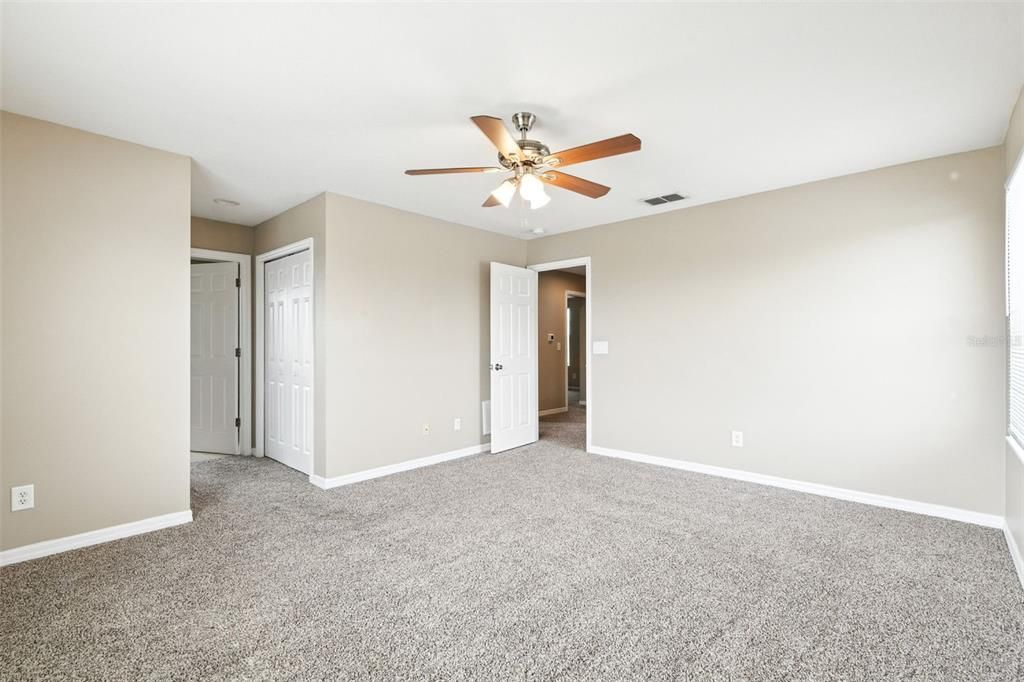 合同活跃: $254,900 (4 贝兹, 2 浴室, 2012 平方英尺)