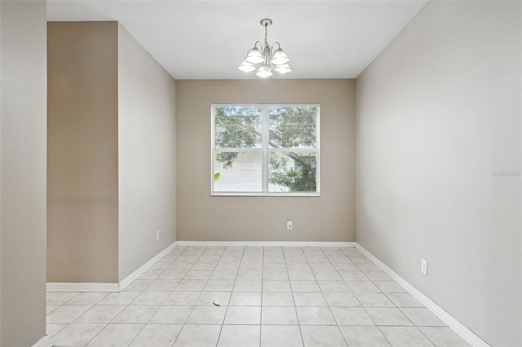 合同活跃: $254,900 (4 贝兹, 2 浴室, 2012 平方英尺)