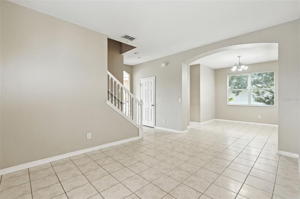 合同活跃: $254,900 (4 贝兹, 2 浴室, 2012 平方英尺)