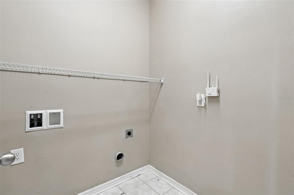 合同活跃: $254,900 (4 贝兹, 2 浴室, 2012 平方英尺)