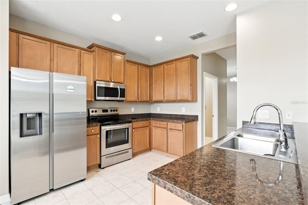 合同活跃: $254,900 (4 贝兹, 2 浴室, 2012 平方英尺)