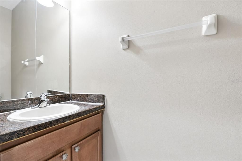 合同活跃: $254,900 (4 贝兹, 2 浴室, 2012 平方英尺)