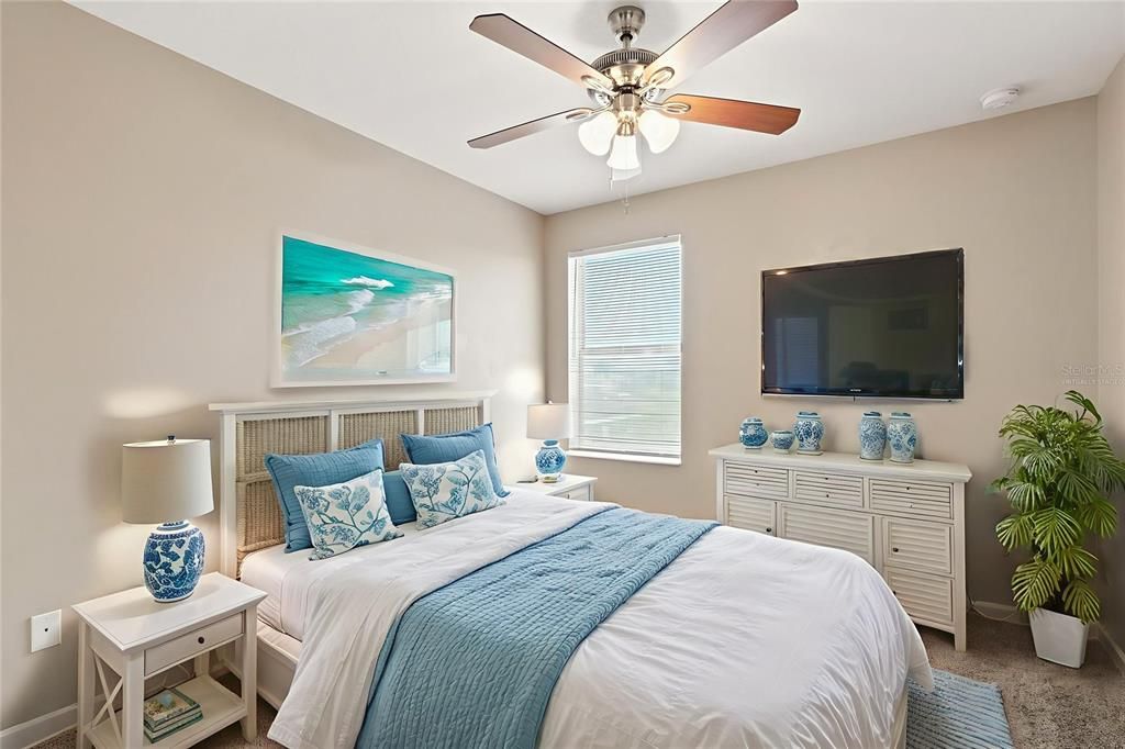 合同活跃: $254,900 (4 贝兹, 2 浴室, 2012 平方英尺)