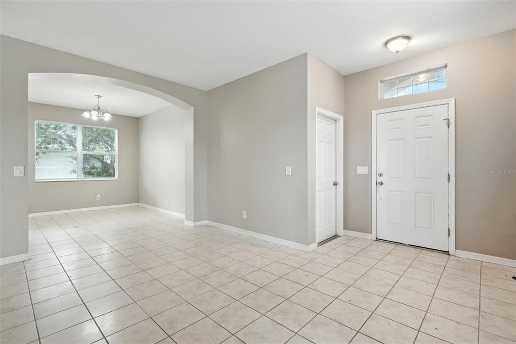 合同活跃: $254,900 (4 贝兹, 2 浴室, 2012 平方英尺)