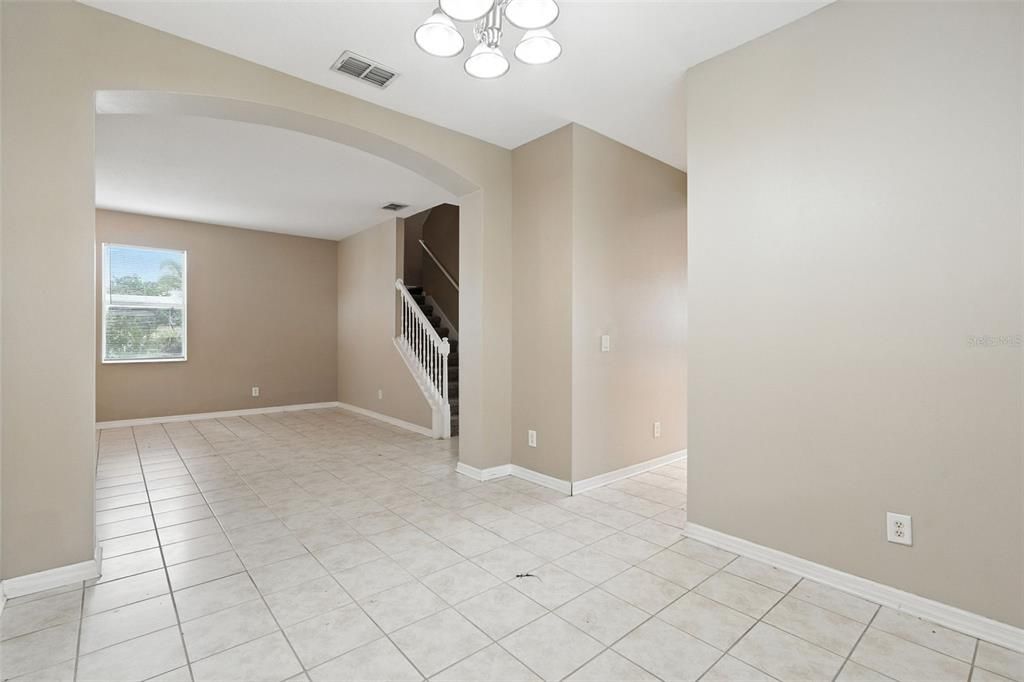 合同活跃: $254,900 (4 贝兹, 2 浴室, 2012 平方英尺)