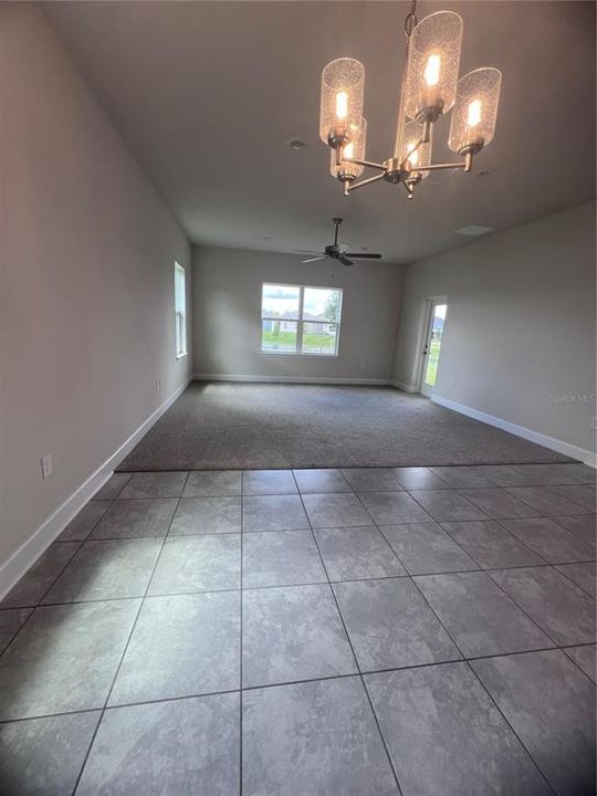 合同活跃: $410,000 (4 贝兹, 2 浴室, 2335 平方英尺)