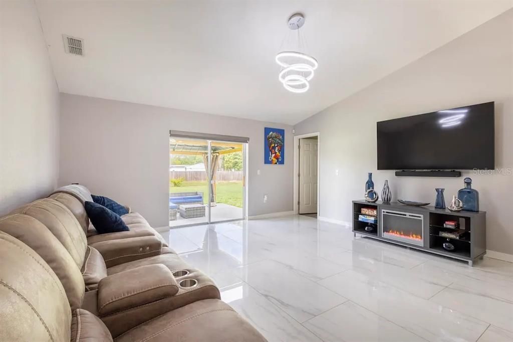 En Renta: $1,795 (3 camas, 2 baños, 1232 Pies cuadrados)