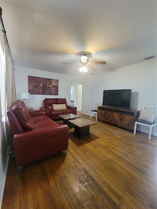 出租: $1,400 (3 贝兹, 1 浴室, 1060 平方英尺)