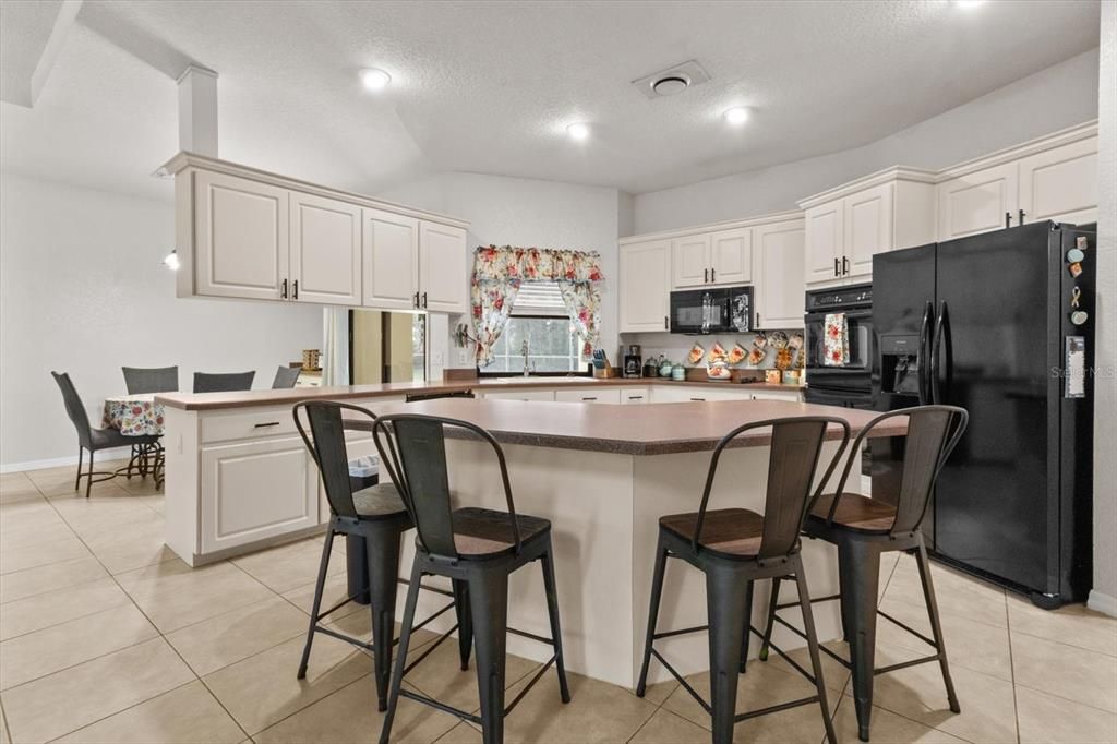 Active With Contract: $528,900 (6 beds, 4 baths, 2831 Square Feet)