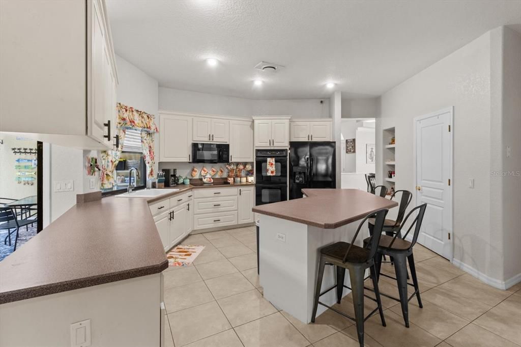 Active With Contract: $528,900 (6 beds, 4 baths, 2831 Square Feet)