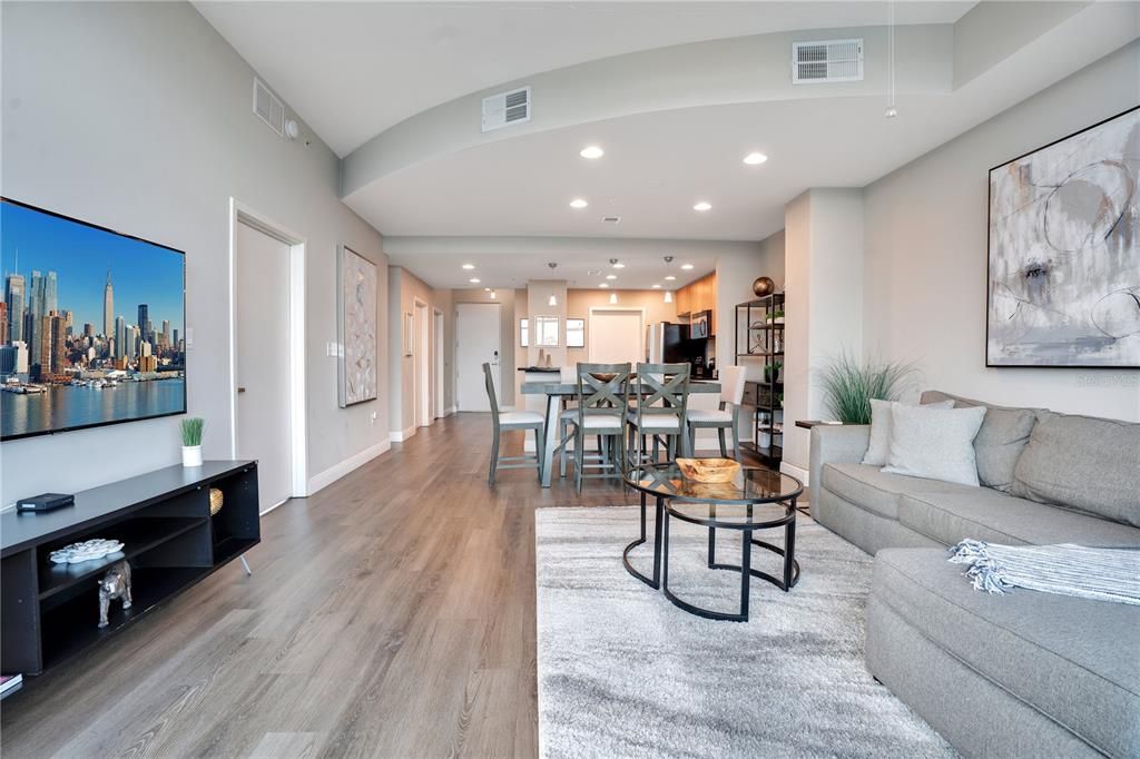 For Sale: $375,000 (2 beds, 2 baths, 1268 Square Feet)