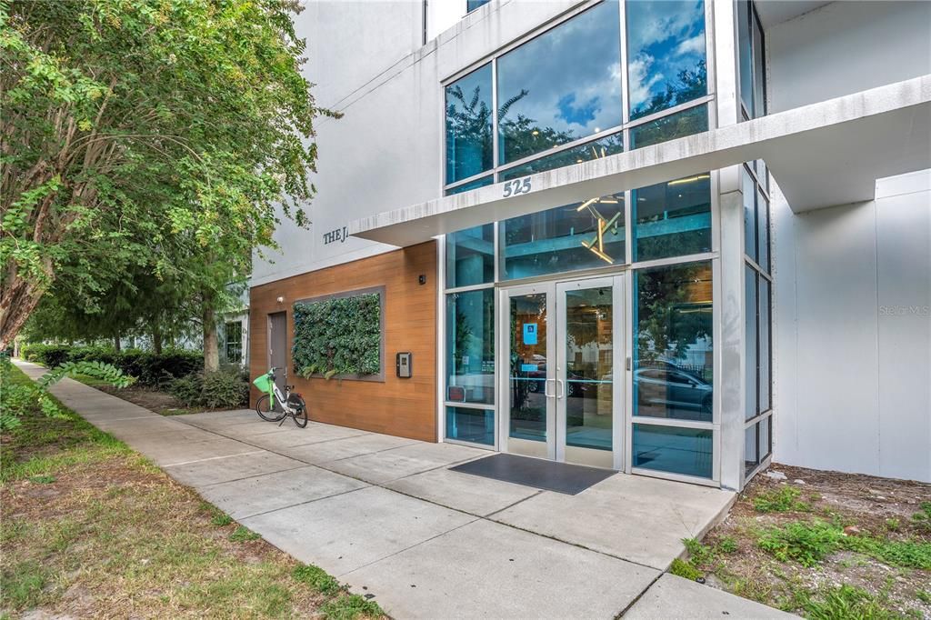 For Sale: $375,000 (2 beds, 2 baths, 1268 Square Feet)