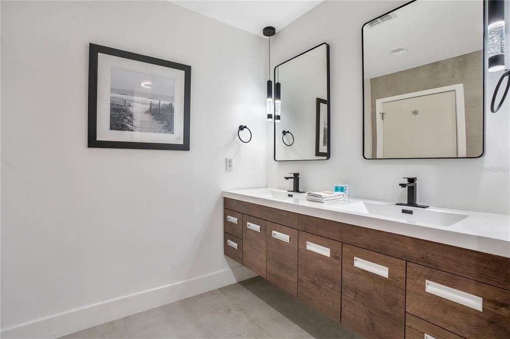 For Sale: $375,000 (2 beds, 2 baths, 1268 Square Feet)