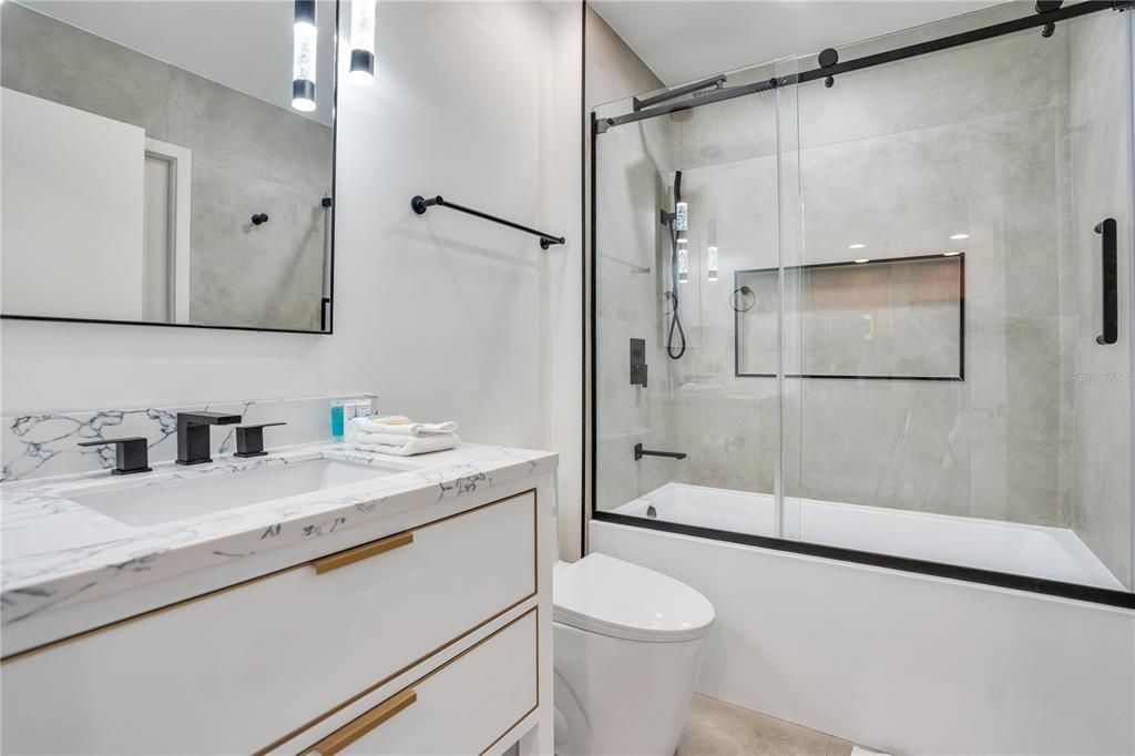 For Sale: $375,000 (2 beds, 2 baths, 1268 Square Feet)