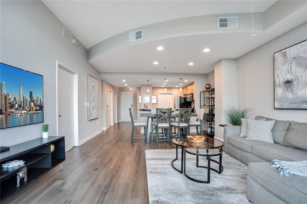 For Sale: $375,000 (2 beds, 2 baths, 1268 Square Feet)