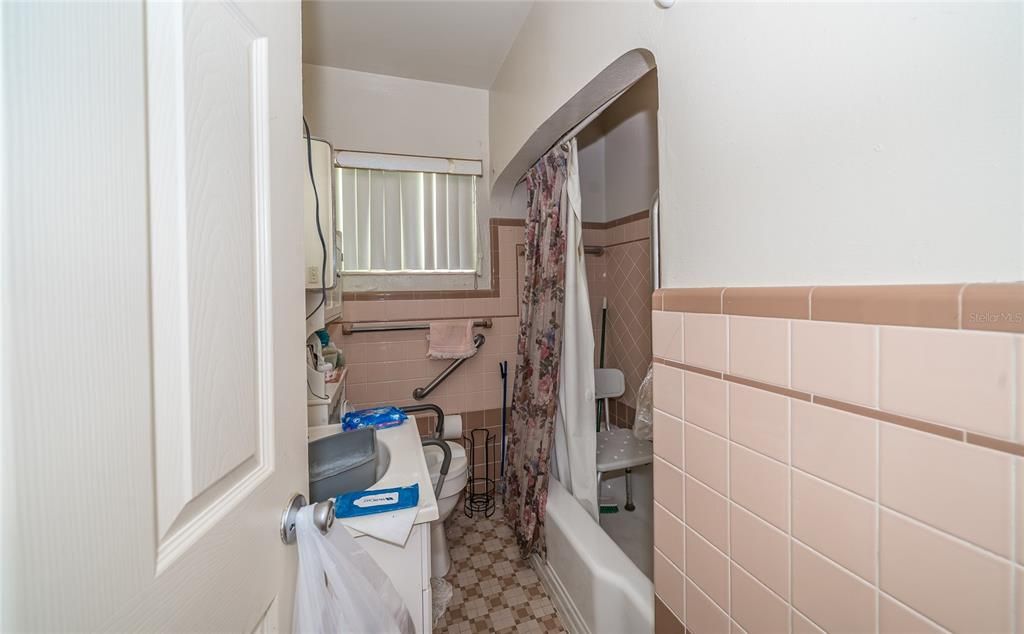 Active With Contract: $125,000 (2 beds, 1 baths, 1325 Square Feet)