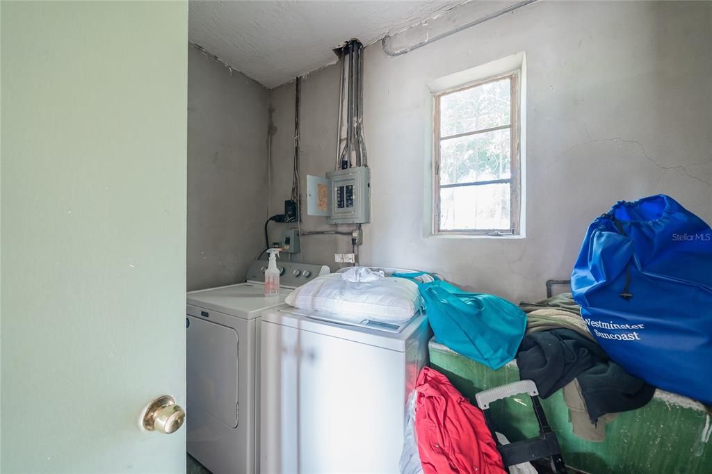 Active With Contract: $125,000 (2 beds, 1 baths, 1325 Square Feet)