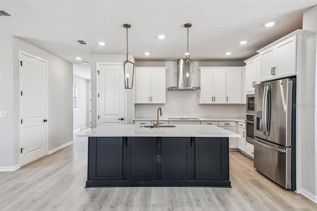 Под контрактом: $464,990 (3 спален, 2 ванн, 1626 Квадратных фут)