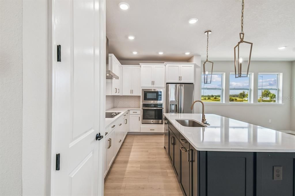 Под контрактом: $464,990 (3 спален, 2 ванн, 1626 Квадратных фут)