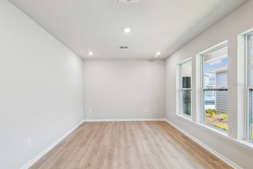 Под контрактом: $464,990 (3 спален, 2 ванн, 1626 Квадратных фут)