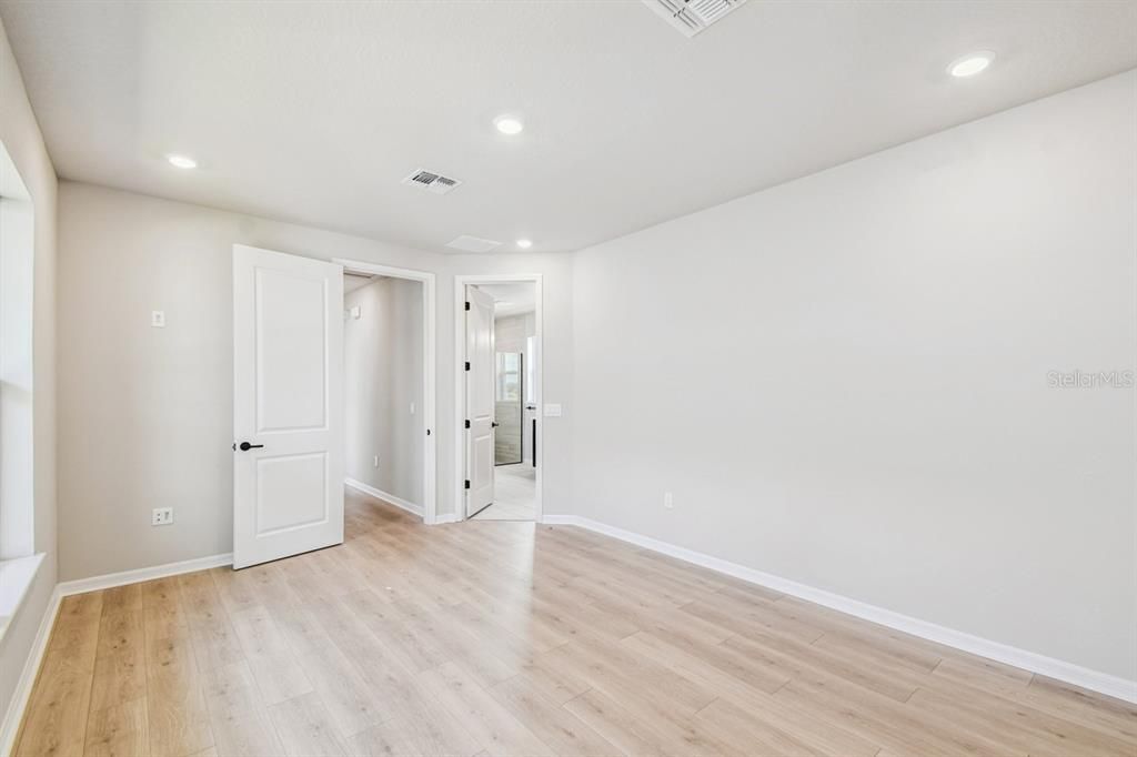 Под контрактом: $464,990 (3 спален, 2 ванн, 1626 Квадратных фут)