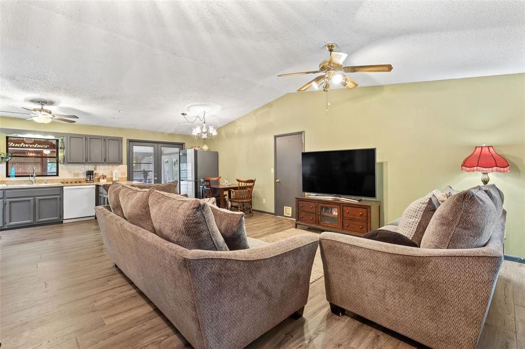 На продажу: $254,000 (3 спален, 2 ванн, 1928 Квадратных фут)