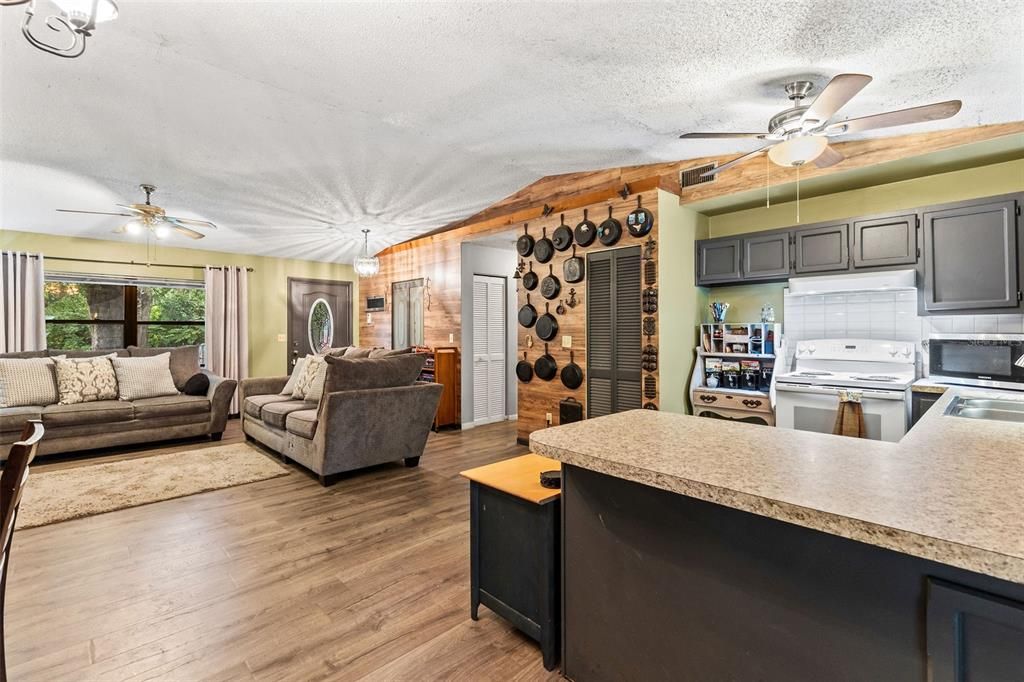 На продажу: $254,000 (3 спален, 2 ванн, 1928 Квадратных фут)