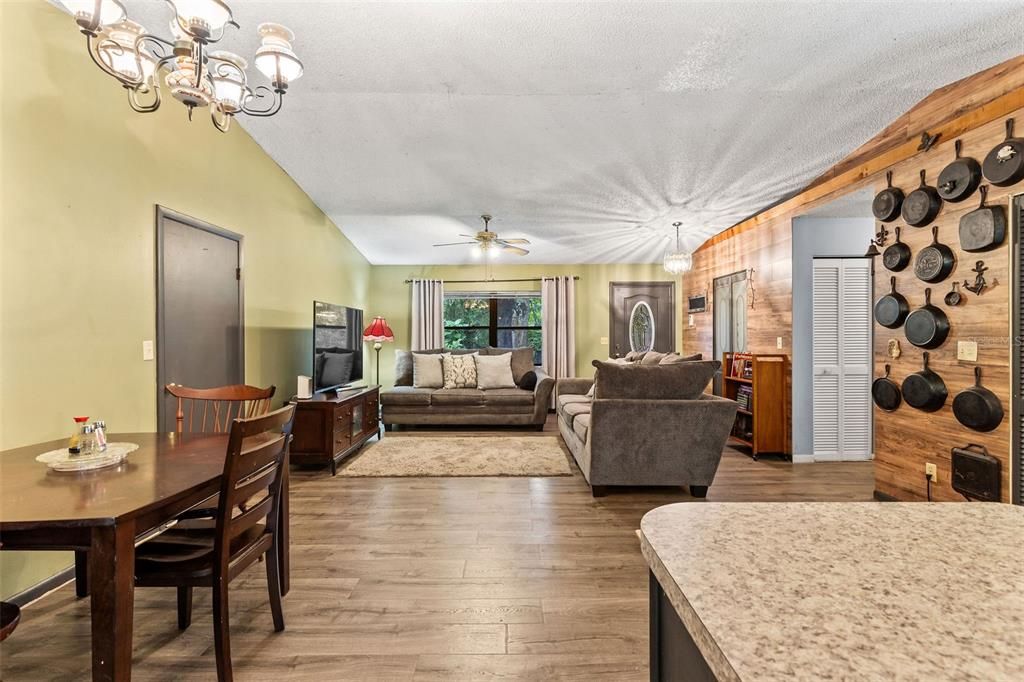 На продажу: $254,000 (3 спален, 2 ванн, 1928 Квадратных фут)