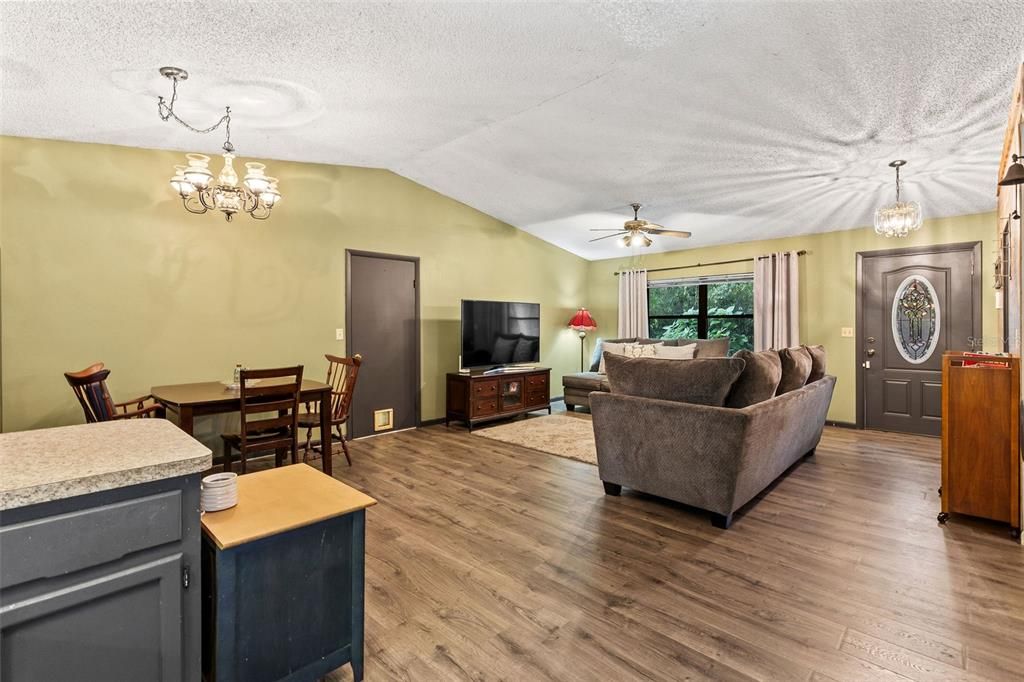 На продажу: $254,000 (3 спален, 2 ванн, 1928 Квадратных фут)