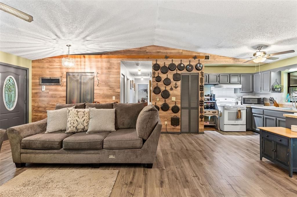 На продажу: $254,000 (3 спален, 2 ванн, 1928 Квадратных фут)